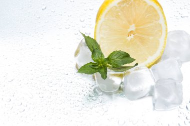 Buz ve nane arkaplanlı limon halkası.