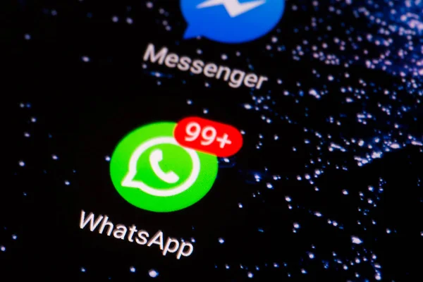 Akıllı telefon ekranındaki Whatsapp logosu. Yakın plan..