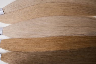 Farklı tonlarda saçlar. Beyaz arkaplanda yakın plan.