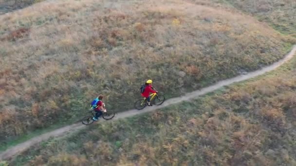 狭い道路に沿って2人の自転車の空中ショット. — ストック動画