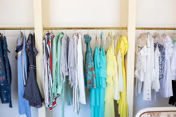 Weibliche Farbtupfer auf einem Kleiderbügel. Neue Sommerkollektion im Geschäft. — Stockfoto