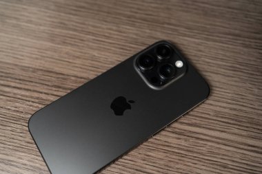 Kiev, Ukrayna - 18 Mayıs 2025: Apple iphone 16 pro black titanium
