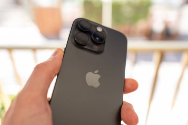 Kiev, Ukrayna - 18 Mayıs 2025: Apple iphone 16 pro black titanium
