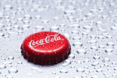 Kiev, UKRAINE - 12 Ocak 2017: Coca-Cola 'nın gri arkaplandaki su damlacıklarıyla klasik kapağı.