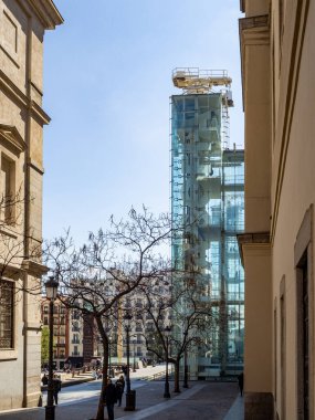 İspanya 'nın Madrid kentindeki Reina Sofia müzesinde asansör boşluğu..