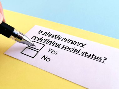 Plastik cerrahi ile ilgili soruya bir kişi cevap veriyor..