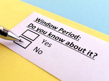 Bir kişi pencere periyodu ile ilgili soruya cevap veriyor.