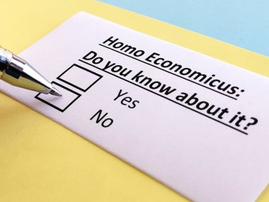 Bir kişi Homo Economicus 'la ilgili soruya cevap veriyor.