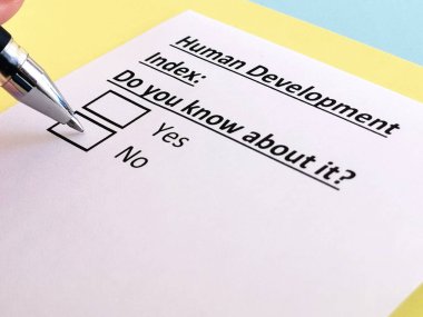 Bir kişi insan gelişim indeksi ile ilgili soruya cevap veriyor.