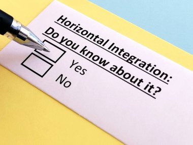 Bir kişi yatay entegrasyon sorusunu cevaplıyor.