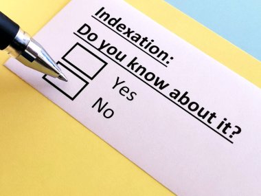Bir kişi indekslenme ile ilgili soruya cevap veriyor.