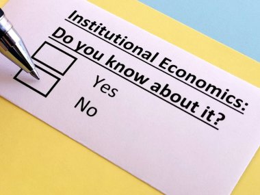 Kurumsal ekonomi hakkındaki soruları bir kişi cevaplıyor.