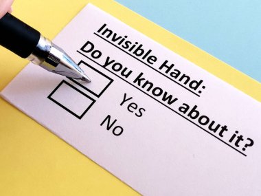 Bir kişi görünmez el sorusuna cevap veriyor..