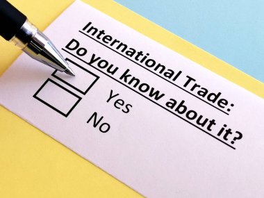 Bir kişi uluslararası ticaret hakkındaki soruları yanıtlıyor.
