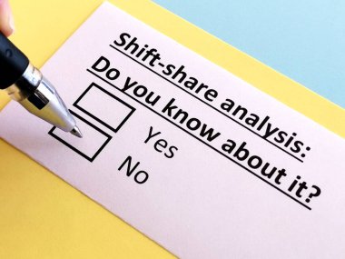 Bir kişi vardiya paylaşımı analizi ile ilgili soruya cevap veriyor.