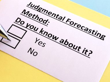 Bir kişi yargılayıcı tahmin yöntemiyle ilgili soruya cevap veriyor..