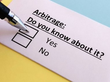Bir kişi arbitrajla ilgili soruya cevap veriyor.