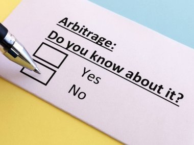 Bir kişi arbitrajla ilgili soruya cevap veriyor.