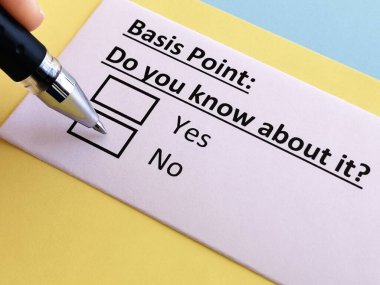 Bir kişi temel nokta ile ilgili soruya cevap veriyor.