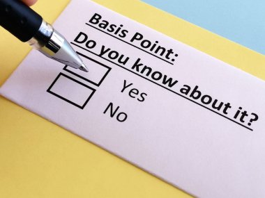 Bir kişi temel nokta ile ilgili soruya cevap veriyor.