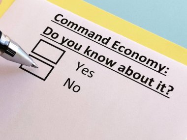 Bir kişi komuta ekonomisi hakkındaki soruya cevap veriyor.