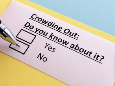 Bir kişi kalabalıktan uzaklaşma sorusuna cevap veriyor..