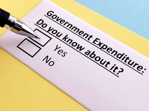 Uma Pessoa Está Respondendo Pergunta Sobre Despesas Governo — Fotografia de Stock