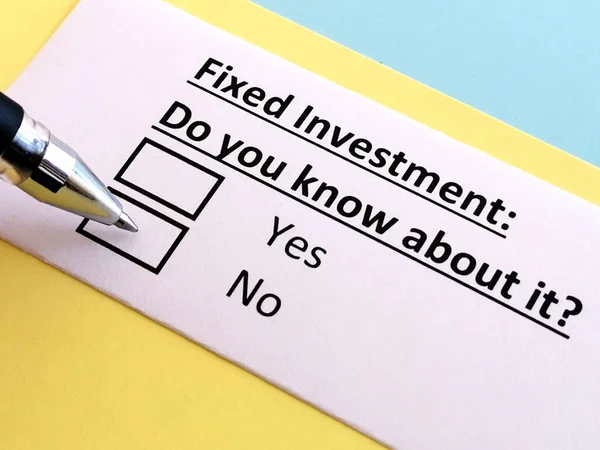 Uma Pessoa Está Respondendo Quetion Sobre Investimento Fixo — Fotografia de Stock