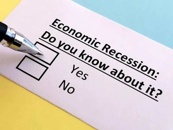 Uma Pessoa Está Respondendo Quetion Sobre Recessão Econômica — Fotografia de Stock