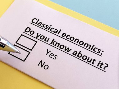 Bir kişi klasik ekonomi hakkındaki soruya cevap veriyor.