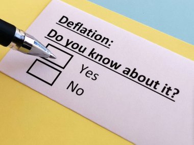 Bir kişi deflasyonla ilgili soruya cevap veriyor.