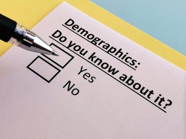 Bir kişi nüfus istatistikleriyle ilgili soruya cevap veriyor..