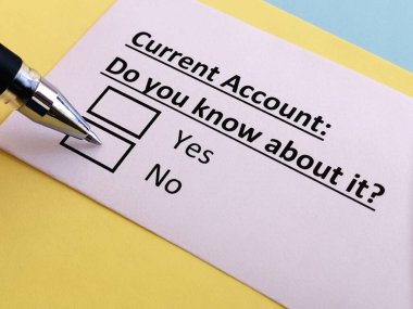 Bir kişi cari hesap ile ilgili soruya cevap veriyor.