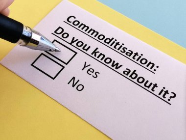 Bir kişi hammaddeleşmeyle ilgili soruya cevap veriyor