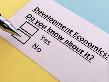 Bir kişi kalkınma ekonomisi hakkındaki soruyu yanıtlıyor.