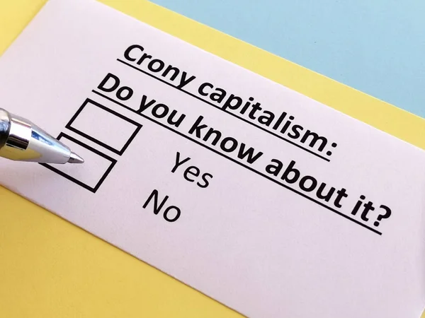 Jedna Osoba Odpowiada Pytania Kapitalizm — Zdjęcie stockowe
