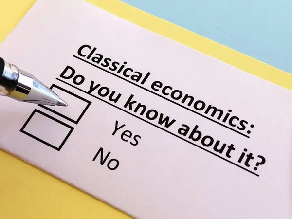 Uma Pessoa Está Respondendo Quetion Sobre Economia Clássica — Fotografia de Stock