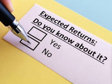 Bir kişi beklenen geri dönüşler için kuyruğa cevap veriyor.