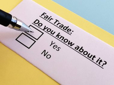 Bir kişi adil ticaret sorusuna cevap veriyor..