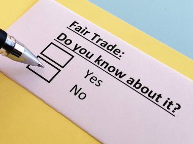 Bir kişi adil ticaret sorusuna cevap veriyor..