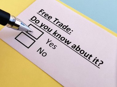 Bir kişi serbest ticaret sorusuna cevap veriyor..