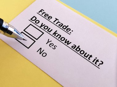 Bir kişi serbest ticaret sorusuna cevap veriyor..