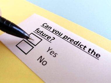 Bir kişi gelecekle ilgili soruya cevap veriyor..