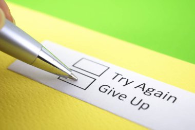 Tekrar mı deneyeyim yoksa vaz mı geçeyim? Vazgeç..