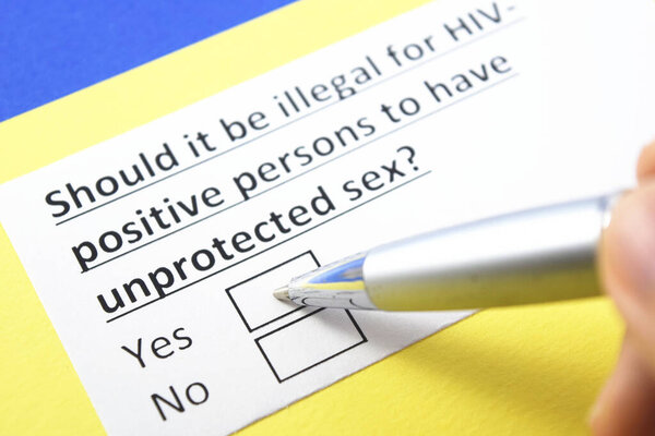 Должны ли ВИЧ-положительные лица заниматься незащищенным сексом незаконно? Да или нет?