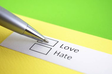 Sevmek mi, nefret mi? Aşk.