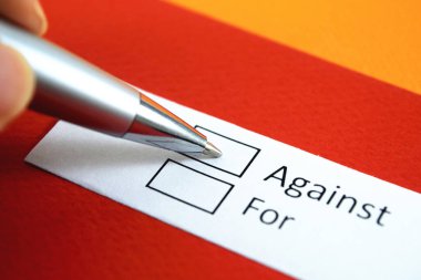 Karşı mı, lehine mi? Karşısında.