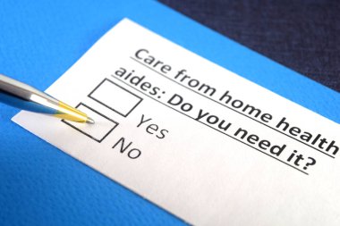 Bir kişi evde sağlık görevlilerinin bakımıyla ilgili sorulara cevap veriyor.