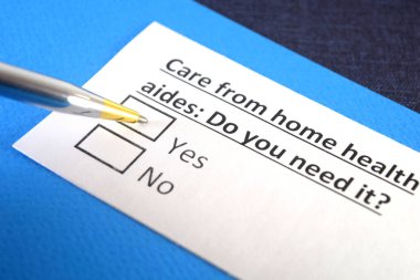 Bir kişi evde sağlık görevlilerinin bakımıyla ilgili sorulara cevap veriyor.