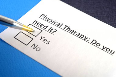 Bir kişi fizik tedaviyle ilgili soruya cevap veriyor..